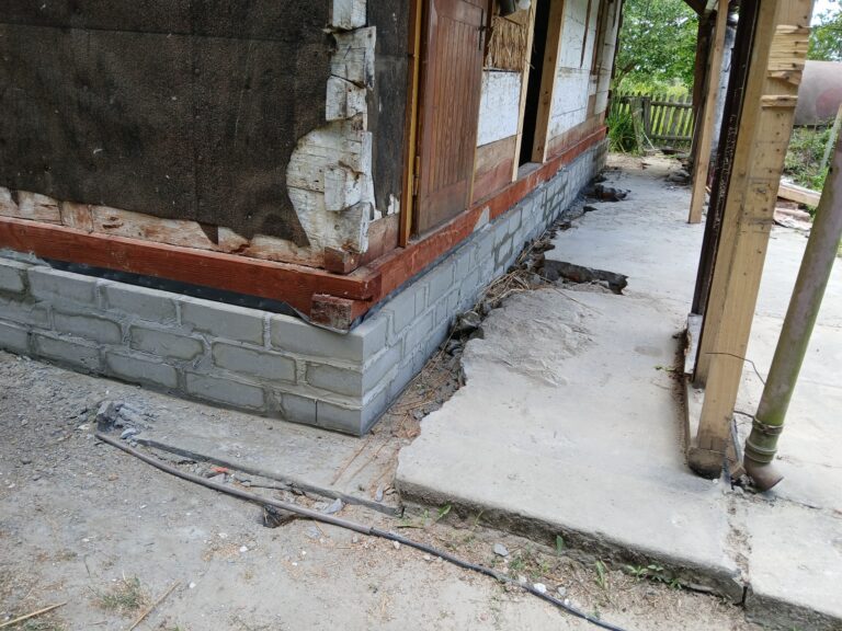 Wymiana podwalin i naprawa konstrukcji ściennej domu z drewna Lubelskie - serwis Czas na drewniane