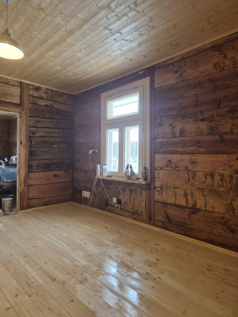 Renowacja starego domu drewnianego Lubelskie - odnowione wnętrze i podłogi Czas na drewniane